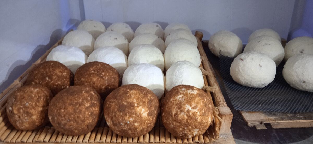 с корицей и сахарной пудрой; с чесноком; с чесноком и острым перцем