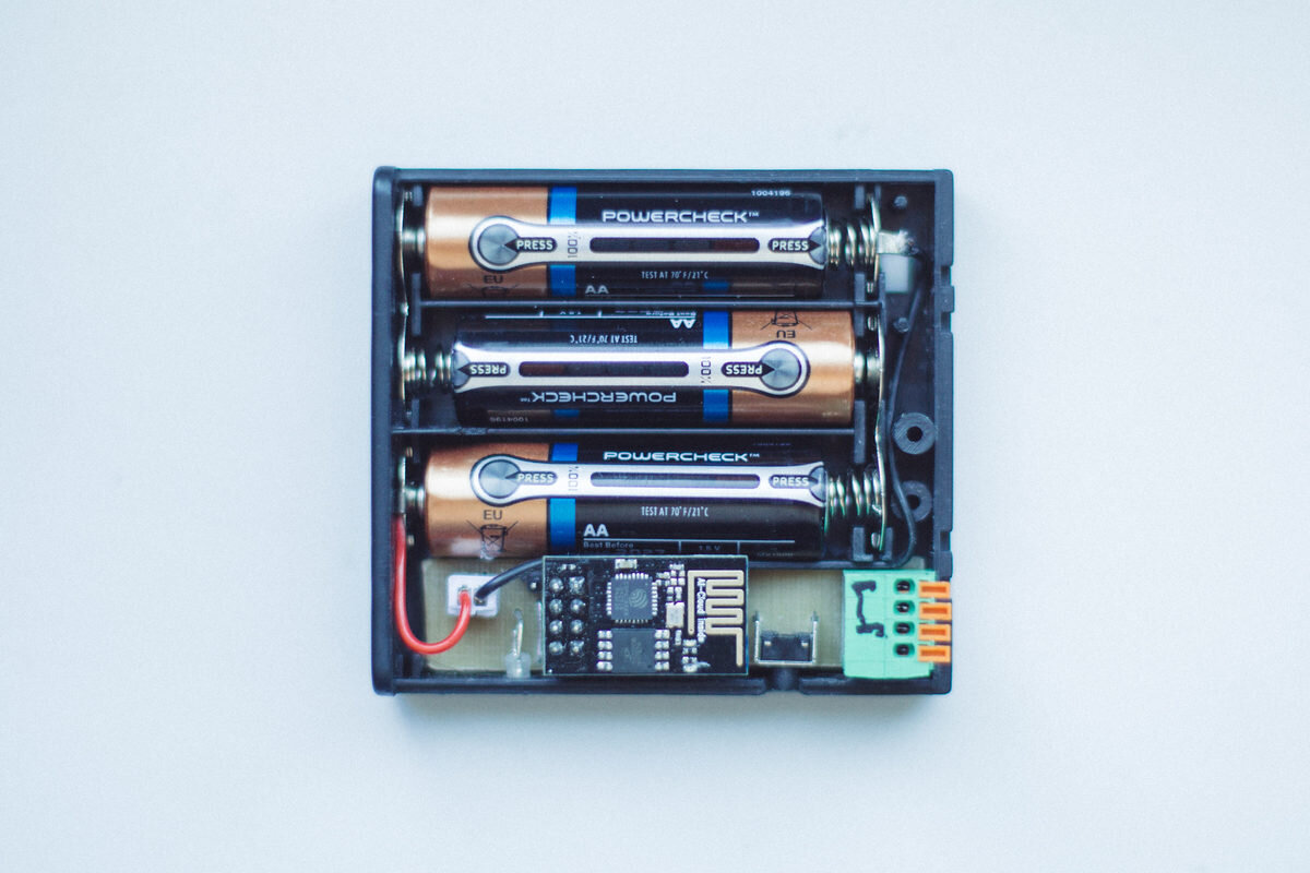 Вид сверху. 3 батарейки и плата Вотериуса с ESP8266-01.
