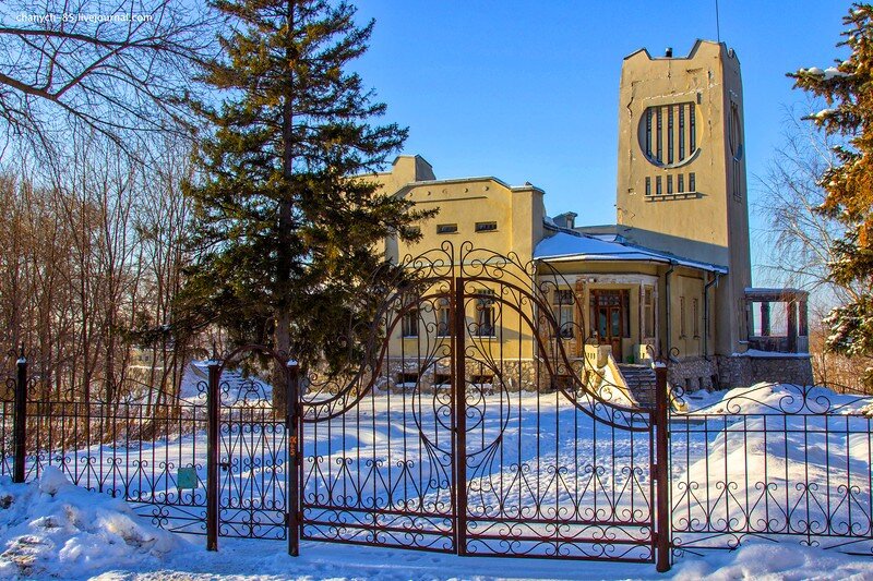  Купеческая дача К. Головкина - одно из уникальных зданий старой Самары. Свою известностьона получила благодаря уникальной архитектуре и двум скульптурам слонов. Так-же, с этим местом связано множество легенд, от совсем бредовых, до вполне правдоподобных. С начала 90-х здание обнесено забором, проход запрещен, но сейчас его можно посетить в составе экскурсионной группы.
