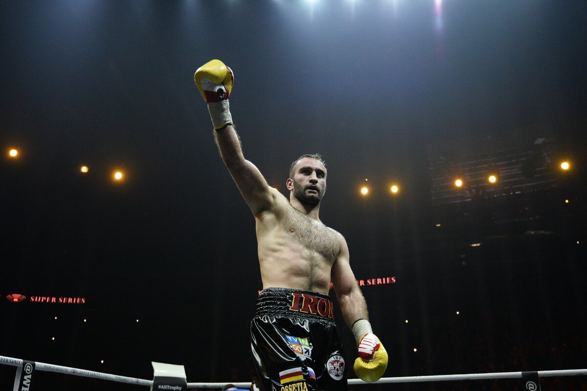 Мурат гассиев последний бой. Артур гассиев. Мурат гассиев денис лебедев. Александр усик мурат гассиев. Бокс мурат гассиев последний бой.