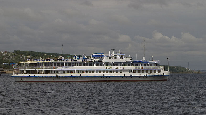 таким "Федор Абрамов" впервые попался мне на Волге в мае 2009-ого года. Что парадоксально - он тогда стоял на рейде у Верхнего Услона (недалеко от Казани). Теплоход конкретно попал под раздачу - генеральным агентом в Казани была дама, которая зафрахтует "Булгарию" в 2011 году. В результате теплоход остался без туристов и денег. Но с июня пошел из Самары и достаточно удачно отработал навигацию 2009-ого года. А снимал я с борта теплохода "Кабаргин". И даже в мыслях не было, что в 2016-2017 судьба-злодейка настигнет "Кабаргина". Но об этом как-нибудь в другой раз расскажу.