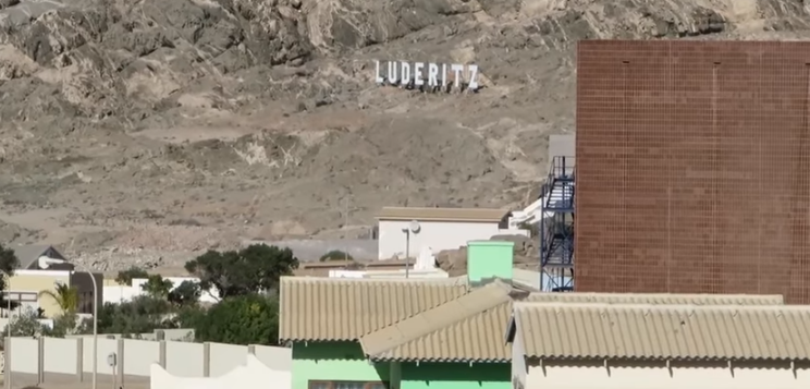  Вы любите истории о всяких заброшенных зданиях и других жутких штуковинах, от которых холодок пробегает по спине, и хочется немедленно хвататься за камеру, чтобы снять свой собственный фильм про гибель человечества? Ну, или какой-нибудь крутой фотосет. Что ж, для вас в мире существует огромное количество разных крутых локаций, и сегодня мы расскажем про некоторые из них. Итак, это – десять удивительных заброшенных мест, о которых вы не подозревали..