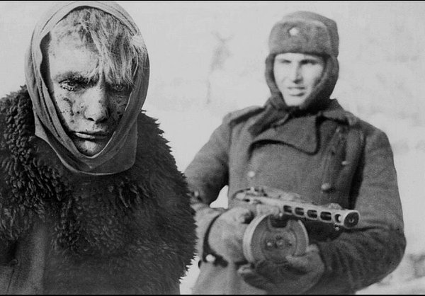 Вражеский солдат, взятый в плен под Сталинградом.