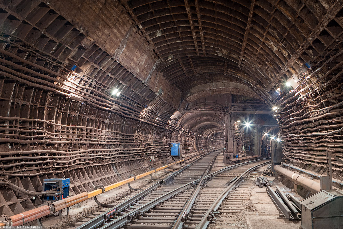 Файл:Empty subway in NYC.jpg - Википедия