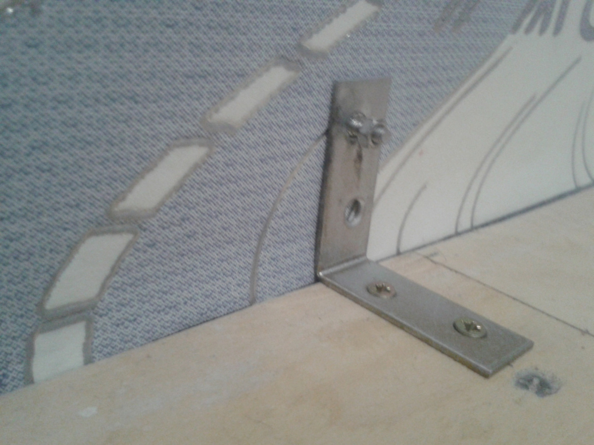 прикрученый к полу уголок