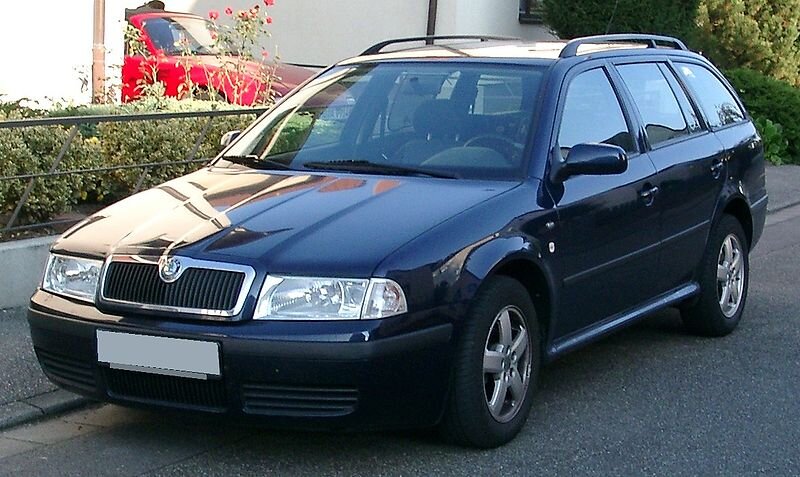 Автор: Rudolf Stricker Источник: https://ru.m.wikipedia.org/wiki/%D0%A4%D0%B0%D0%B9%D0%BB:Skoda_Octavia_front_20071007.jpg