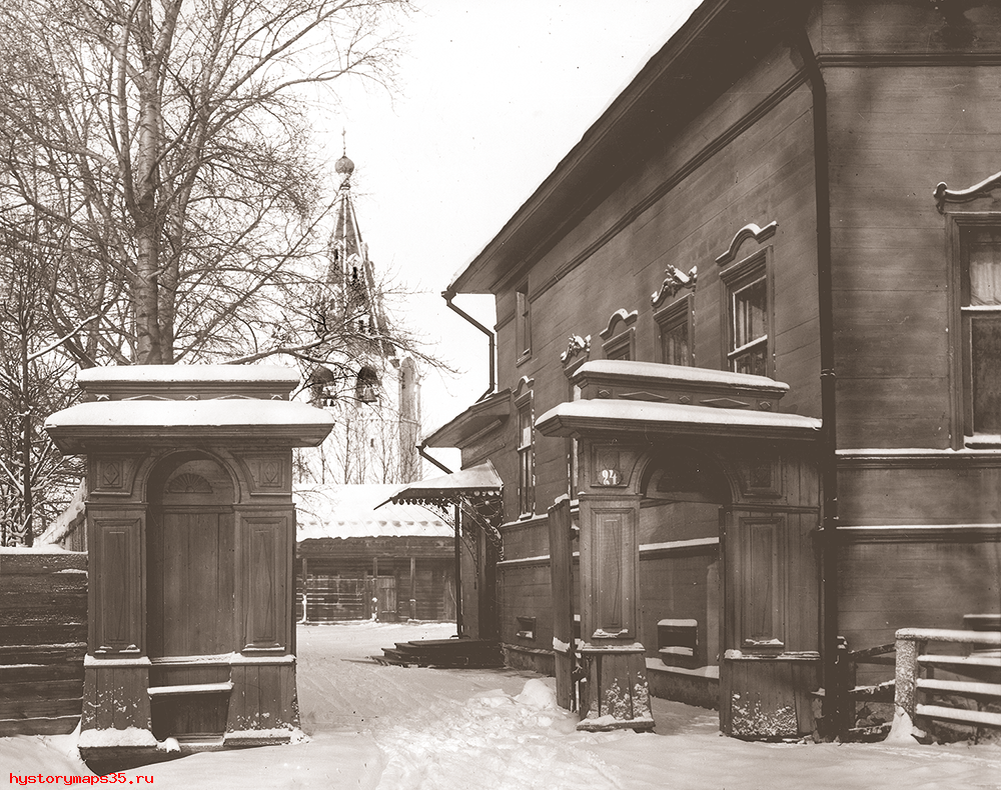 Вход в дом Волкова. На заднем фоне - колокольня Владимирских церквей. 