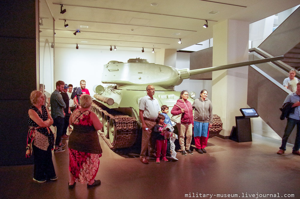 1. Танк Т-34-85 в Имперском военном музее в Лондоне не может пожаловаться на отсутствие внимания посетителей