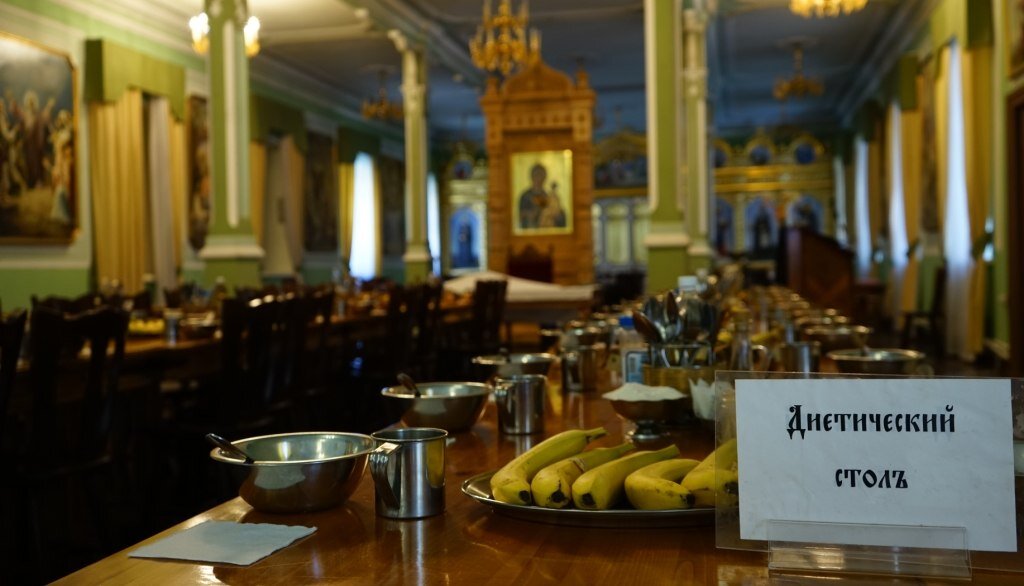  До недавнего времени для монастырской братии было установлено 2 приема пищи: обед (по будням в 13:00, в дни бденных праздников – сразу после окончания богослужения) и ужин (сразу после окончания вечернего богослужения, примерно в 19:30). 