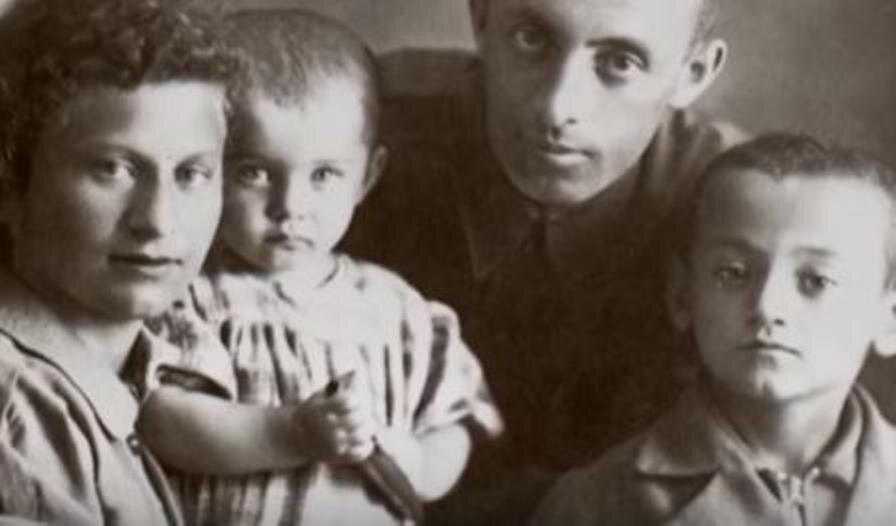 Семен Фарада с родителями и младшей сестрой, 1937