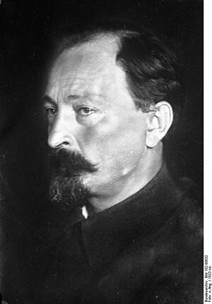 Фе́ликс Эдму́ндович Дзержи́нский (польск. Feliks Dzierżyński), прозвища Желе́зный Фе́ликс, , подпольные псевдонимы: Я́цек, Я́куб, Переплётчик, Фра́нек, Астроно́м, Ю́зеф, Дома́нский— российский революционер польского происхождения, советский политический деятель, глава ряда наркоматов, основатель и глава ВЧК. 