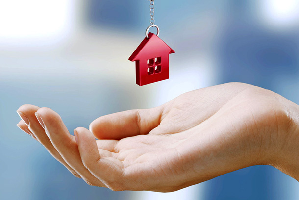 Исходя из прогнозов, можно принять решение о покупки или продаже недвижимости. В связи с ростом цен больше склоняюсь к мнению главы Сбербанка Герману Грефу ,о том, что  восстановление цен произойдет уже в 2018 году, поэтому в 2019-м стоит  ждать существенного повышения стоимости жилья. Поэтому господа инвестируем в недвижимость грамотно. Могу лишь порекомендовать Вам агентство недвижимости с которым работаю более 5 лет Твоянедвижка.рф