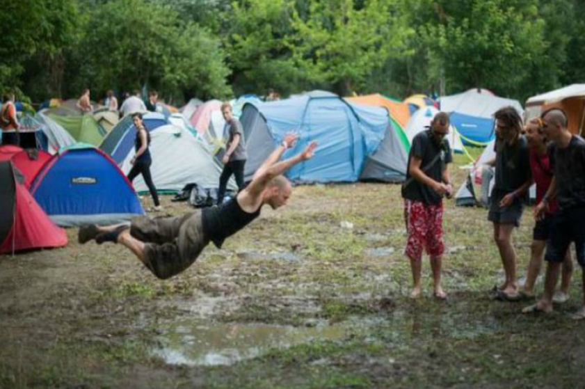 Прикольные фото с похода. Пьяный пикник на природе. Веселая пьянка на природе. Смешной отдых на природе.