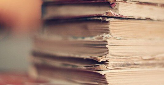 Модная литература – детективы и романы, «громкие» издания – всегда на пике популярности, но это не значит, что нужно забыть о классике. Это не скучные книги из школьной программы, как думают многие, а огромное количество произведений, прочитать которые стоит любому образованному человеку. Итак, классическая подборка для всех! 