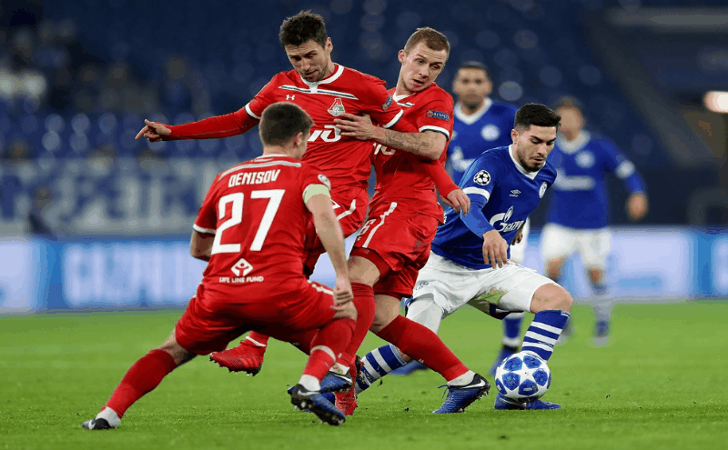 "Железнодорожники" надежно оборонялись и почти не пересекали свою половину поля в первом тайме