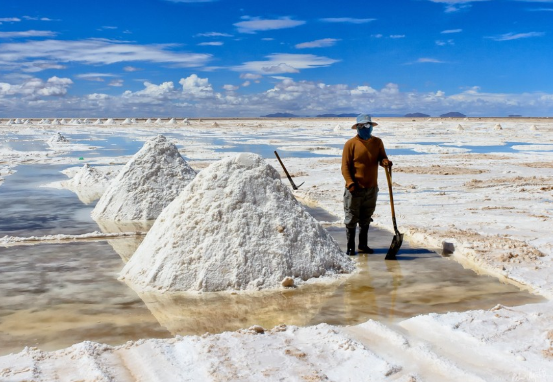 Поваренная соль в воде. Уюни солончак добыча соли. Морские солончаки. Добыча Озерной соли. Поваренная соль добыча.