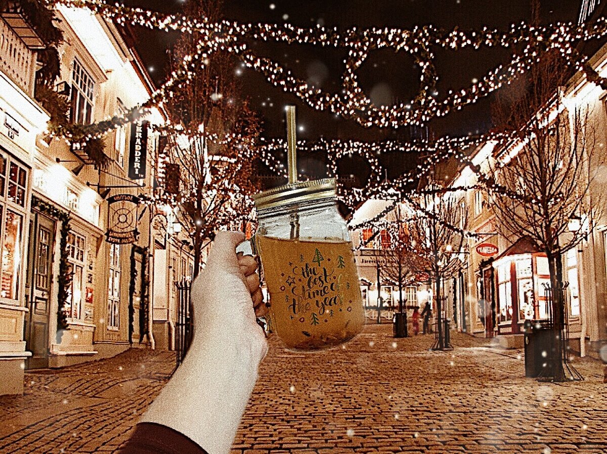 Я иду и грею руки о чашечку вкуснейшего чая и разглядываю витрины щедро украшенные перед Рождеством,в воздухе витает аромат имбиря и хмелящего глинтвейна,вокруг шум и гам,смеющиеся дети,влюбленные парочки греют друг другу руки...весь город освещён тысячью огней и каждый из них норовит светит всё ярче.Снежинки хотят попасть на руки,но они ещё не знают...что растают.Под ногам шуршит снег и вся эта атмосфера навевает мысли о сказках...добрых и обязательно со счастливым концом...я продолжаю идти и ещё больше укутываюсь в свой тёплый шарф любимого красного цвета...