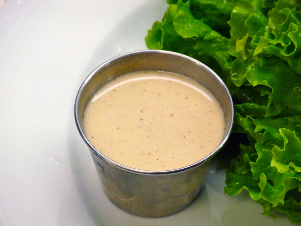 Так выглядит домашняя заправка для салата "Цезарь"