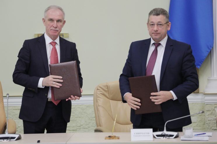 Губернатор Ульяновской области Сергей Морозов (слева) и руководитель управления ФАС по Ульяновской области Геннадий Спирчагов (справа)