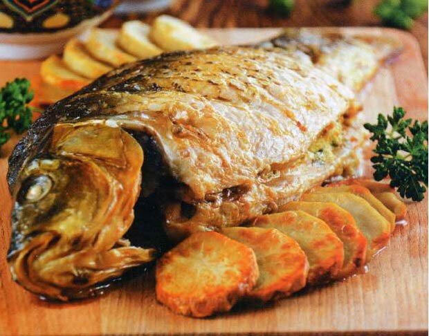 Сегодня хочу предложить вам рецепт вкусного карпа, фаршированного орехами и луком.
