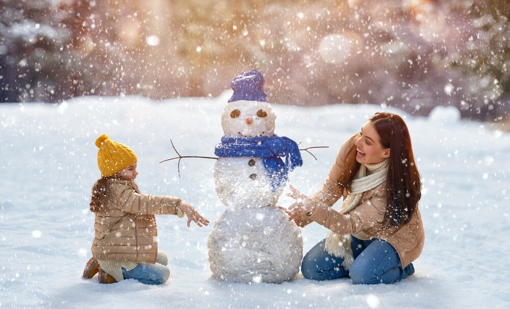    Что делать с детьми на зимней прогулке? Лепить снеговика или его подругу, снежную бабу. Это одно из самых популярных зимних развлечений. А знаете, как делать это правильно?