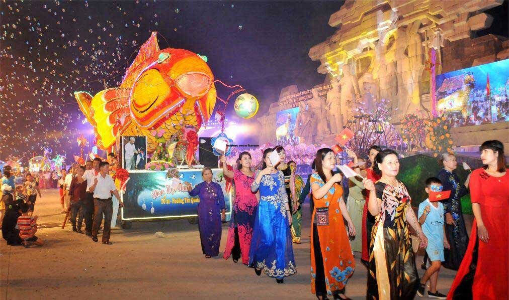 15-17  числа восьмого лунного месяца (в 2018 году это 24-26 сентября) в  прибрежных вьетнамских селениях проходит фестиваль Тханг Там, который  считается одним из самых интересных народных праздников страны. Наиболее  пышно мероприятие отмечают в прибрежном святилище Вунгтау. Этот город  находится на юге Вьетнама и именно здесь около сотни лет назад на берег  вынесло огромного погибшего кита, чье тело в длину достигало 18 метров. В  честь Намхай здесь построили храм, а главной реликвией стал скелет  гиганта.