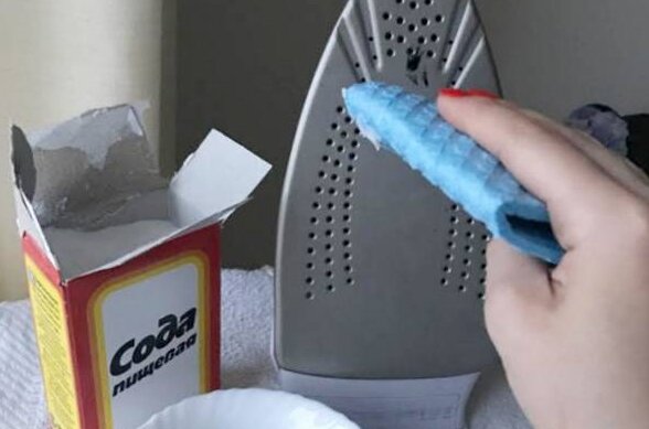 Чистим утюг содовой пастой