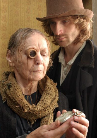 Раскольников (Владимир Кошевой) и старуха-процентщица (Вера Карпова)