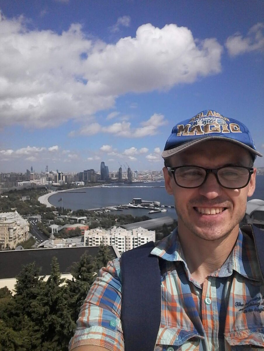 Подняться как можно выше и увидеть местность с высоты - обязательное мероприятие в любом пункте. Баку. Азербайджан. 