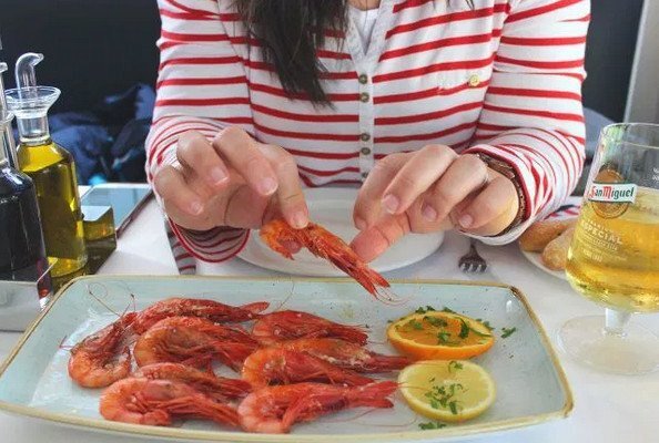 Но, чтобы прочувствовать весь букет вкусов и ароматов этого деликатеса, креветку надо правильно уметь есть. 