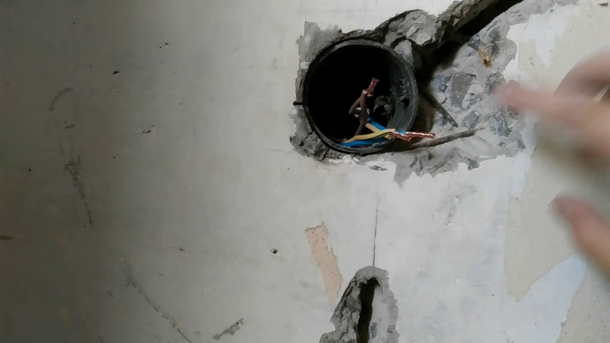 Для наращивания провода может потребоваться разрушение стены