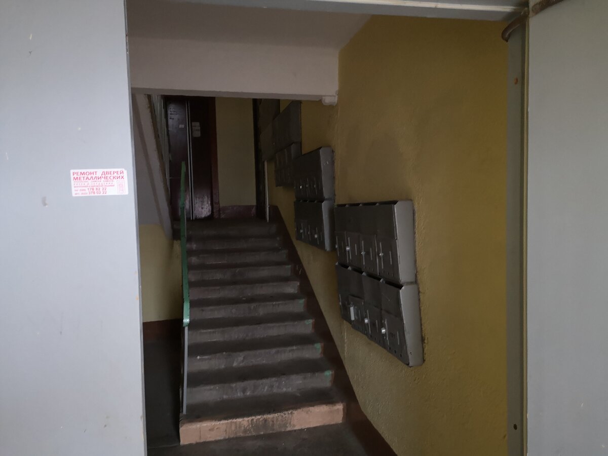 Мой подъезд. Хорош для практики угадывания по содержимому ящика.