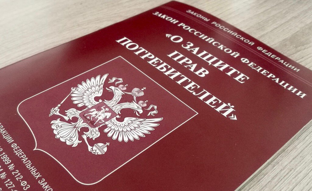 В соответствии с Законом РФ «О защите прав потребителей», срок устранения недостатков, определяемый в письменной форме соглашением сторон, не может превышать сорок пять дней. В каком случае продавец обязан предоставить потребителю аналогичный товар?
Если для замены товара требуется более 7 дней, а также на период гарантийного ремонта товара, по требованию потребителя продавец обязан безвозмездно предоставить во временное пользование товар длительного пользования, обладающий этими же основными потребительскими свойствами, в трёхдневный срок.
(Постановлением Правительства РФ № 55 от 19.01.1998г. определён перечень товаров, на которые указанное требование распространяется).
Следует обязательно обратить внимание на следующие моменты:
Если Вы заявили требование о замене товара или возврате уплаченных денежных средств за товар ненадлежащего качества, обратите особое внимание на документ, который подписываете. Может оказаться так, что продавец намеренно вводит Вас в заблуждение, предлагая подписать накладную о проведении диагностики (экспертизы/проверки качества) телефона, а фактически Вы подписываете договор на проведение ремонта телефона. 
Если Вы заявили требование о проведении гарантийного ремонта, обратите внимание, чтобы в договоре был указан срок устранения недостатков, который в соответствии с Законом РФ «О защите прав потребителей» не может превышать 45 дней. Чаще всего сроки выполнения работ по ремонту не определены или ущемляют Ваши права как потребителя. 
Прежде чем отдать телефон для проведения проверки качества или ремонта, рекомендуем потребовать от работников магазина или сервисного центра, чтобы  они вскрыли аппарат в Вашем присутствии и составили акт об отсутствии механических повреждений, жидкости и пр. 
Рекомендуем предоставлять товар с недостатками самостоятельно в назначенное продавцом время и место (а не оставлять в магазине для проведения проверки качества.). 
Если Вы не согласны с результатами проверки/экспертизы, сделайте об этом отметку в документах продавца и обратитесь в независимую экспертную организацию или в суд. 
Иски о защите прав потребителей могут быть предъявлены по выбору истца в суд по месту нахождения организации, а если ответчиком является ИП - по месту его жительства; по месту жительства или пребывания истца; по месту заключения или исполнения договора. Если иск к организации вытекает из деятельности её филиала или представительства, он может быть предъявлен в суд по месту нахождения её филиала или представительства.
