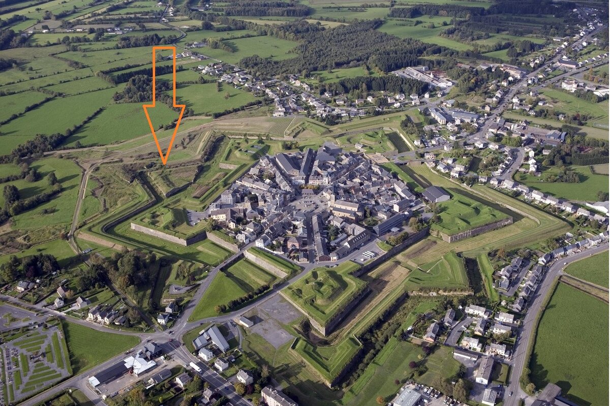 Крепость Рокруа отлично сохранилась (оранжевой стрелкой отмечен равелин)