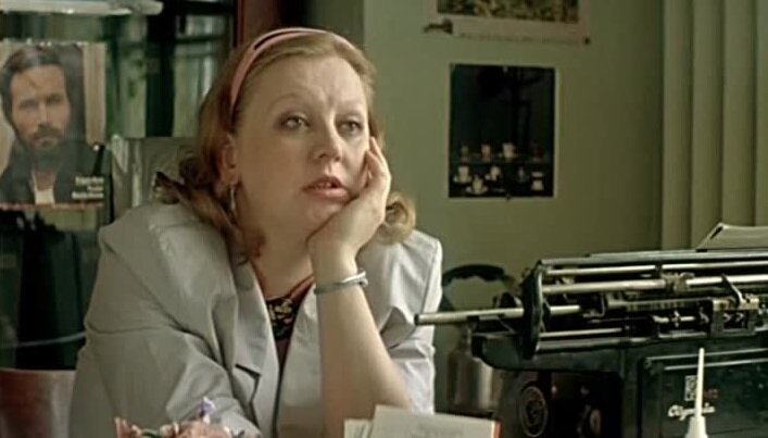 От нечего делать и - от нечего думать эти люди с высшим образованием тупо треплются... Кадр из фильма «Курьер» (1986). Скриншот. Источник - YouTube.