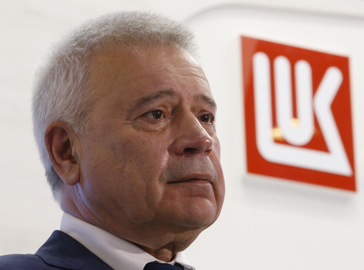 Выступая в Совете Федерации, президент нефтяной компании "ЛУКОЙЛ" говорил о срочной необходимости госстимулирования добычи трудноизвлекаемой нефти в регионе, где по-прежнему остаются гигантские запасы — почти 18 млрд тонн. В противном случае бюджет недополучит ₽1,5 трлн налогов в ближайшие шесть лет.