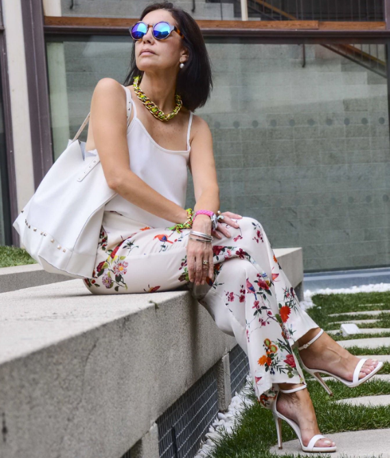 Брюки с ярким рисунком вполне уместны и в возрастном стиле. Фото: pinterest.com