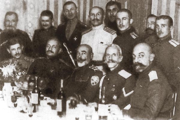 
А.И. Деникин с группой офицеров ВСЮР.
Пока ещё они друг другу - боевые соратники.

