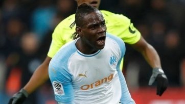 Фото: francefootball.frФорвард на 12 минуте поединка отметился голом-красавцем, нанеся точный удар боковыми ножницами. Балотелли отпраздновал гол с партнерами, сделав видеоселфи на смартфон, который он взял у фотографа за воротами соперников.
