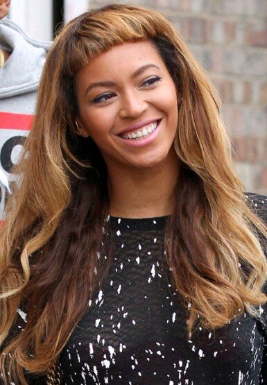 1. Поклонники стильной Бейонсе были шокированы, когда певица появилась на публике с челкой. К счастью она поняла, что это была ошибка и поспешила исправить ситуацию.