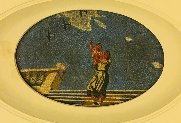 В небе самолеты АНТ-40.