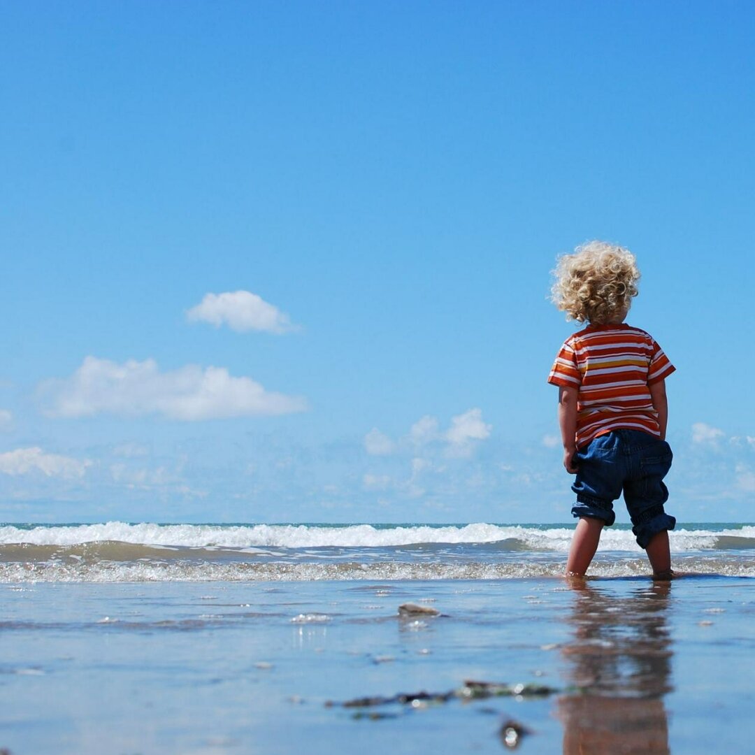 Карта trendy kids. Тема лайф. Children lives. Инклюзия фото. Семья под зонтиком.