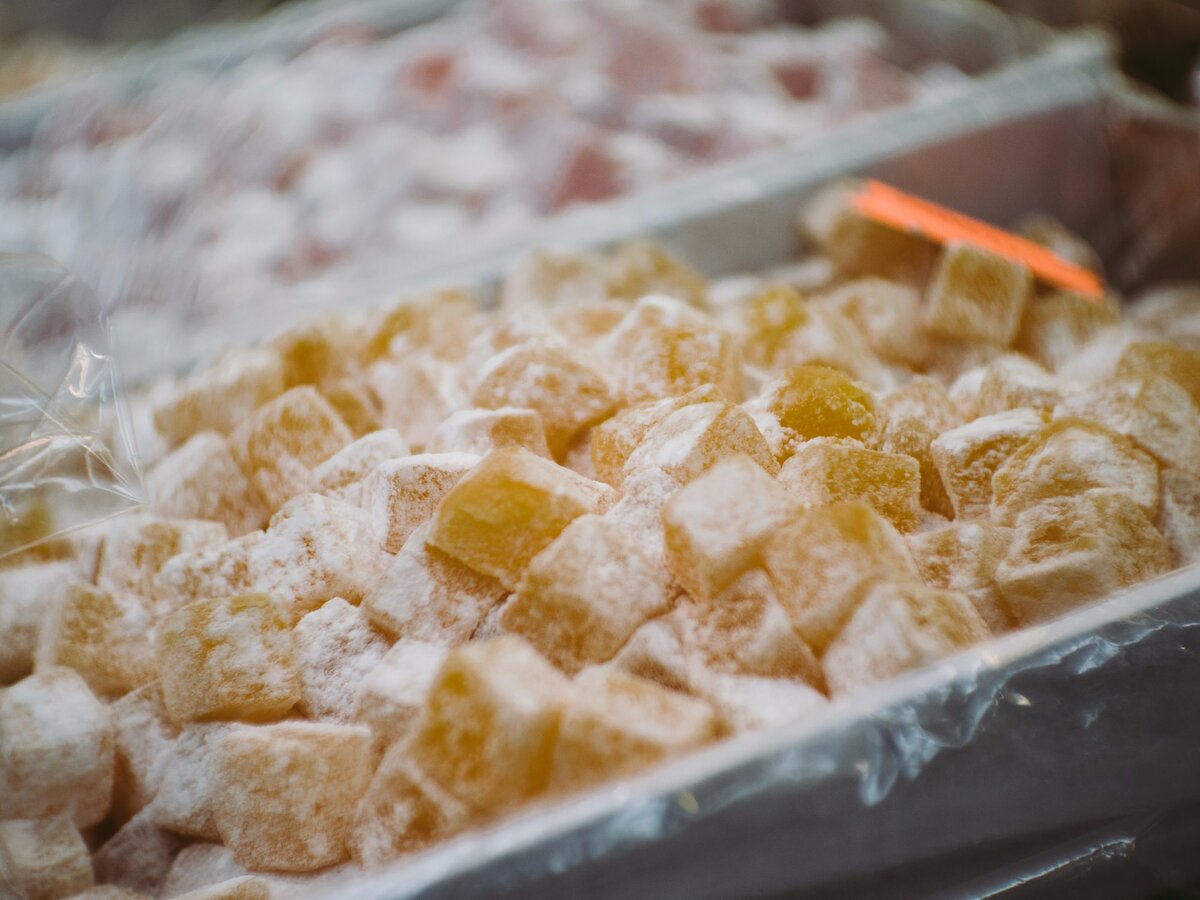 заметный кой. маленький хищный зверек зимой почти незаметен на снегу. заметный кой. девушка отводит глаза. заметный кой.