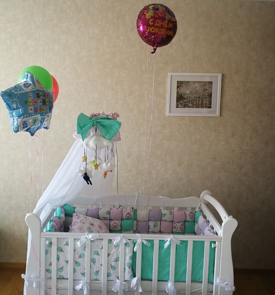 Прямого ответа на этот вопрос нет, у кого-то ребенок хорошо спит в кроватке и ему нравятся там, а у кого-то наотрез отказывается, кричит маме чтобы она его поскорее взяла к себе. Конечно спальное место у ребенка должно быть свое и рано или поздно ребёнок будет спать у себя, а не с родителями. Но конкретно в нашей семье, произошло все наоборот.
Я всегда считала, что дети должны спать отдельно, в своей кроватке. Что совместный сон для слабаков, я же не слабак...ахахаха🤣 Ну да! 😂 На фото наша кроватка, то есть я действительно была нацелена на раздельный сон, как я долго выбирала это бельё, вы бы знали... А ещё я думала, что в роддоме должно быть раздельное пребывание, чтобы тебе ребёнка приносили на кормление и что когда ребёнок подходит и говорит: "дай сисю" его уже не полагается кормить грудью. Короче, не суди ни кого, если не прошёл в его туфлях!😉
Когда время родов уже вплотную приблизилось, мы в спешном порядке начали собирать кроватку. Как мы её собирали это отдельная история, со знаком минус. Но суть не в этом. В первые дни после рождения, да и в последующие, ребёнок и мама тесно связаны. По сути это вопрос выживания для ребёнка, у Петрановской всё отлично объясняется, стремление ребёнка не расставаться с мамой естественно. К тому же в нашем случае, ребёнок на грудном вскармливании и это так просто и удобно, приложил и всё! В итоге, да, я тряпка! Мой ребёнок спал отдельно в роддоме пару часов, после родов и перевода в палату. Мне кажется, она просто выжидала, пока уедет папа, чтобы разобраться со мной один на один.))) Ну и всё, наш раздельный сон на том и закончился, ну и в конце концов она же не собака, чтобы её приучать к месту! Хотя кого я обманываю, у меня и собака со мной спала. 
У знакомых, даже у кого дети были на искусственном вскармливании, ситуация была примерно такой же. Те кому раздельный сон удавался, пасовали в возрасте 6 месяцев и маленький террорист всё-таки перебирался на родительское ложе. В последствии, кровать использовалась нами как манеж, когда надо было отойти, например в другую комнату или на кухню на короткое время, но для сна пока мы ее не используем. Так что если вы не успели купить или собрать кроватку к рождению ребёнка, то ничего страшного. На худой конец, как некоторые наши знакомые, в качестве первой кроватки можно использовали люльку от коляски и ставить её рядом с собой. От себя могу посоветовать купить приставную кроватку, чтобы ребёнок спал как бы и с вами, ну и в тоже время у себя в кроватке. Ну и сейчас есть много исследований на тему совместного сна, в том числе про синдром внезапной смерти младенцев, при совместном сне, таких случаев нет! О том, что ребёнок нуждается в близости с мамой первые 3 года. О том, что у ребёнка сон поверхностный и часто дети лучше спят одни, потому что ребёнок в стрессе из-за отсутствия мамы рядом и поэтому организм уходит в более глубокий сон, объяснила как смогла)) каждый выбирает сам, я выбор сделала основываясь в первую очередь на своей дочери и том, что нашим с мужем отношениям, совместный сон не мешает, мы не отправили папу на диван. Многих волнует тема секса, у нас всё ок, секс бывает не только на кровати, вы же знали об этом, правда?))) 