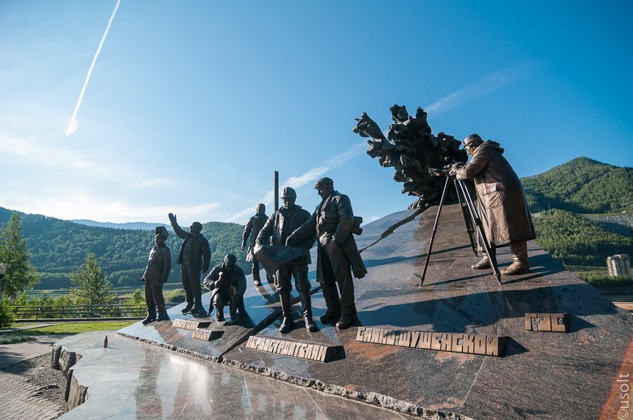 Памятник покорителям Енисея — первостроителям Саяно-Шушенской ГЭС