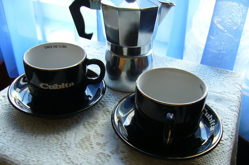 Такими чашками там кофе не пьют, это чистый сувенир. А вот кофеварки пользуют только такие - гейзерные.