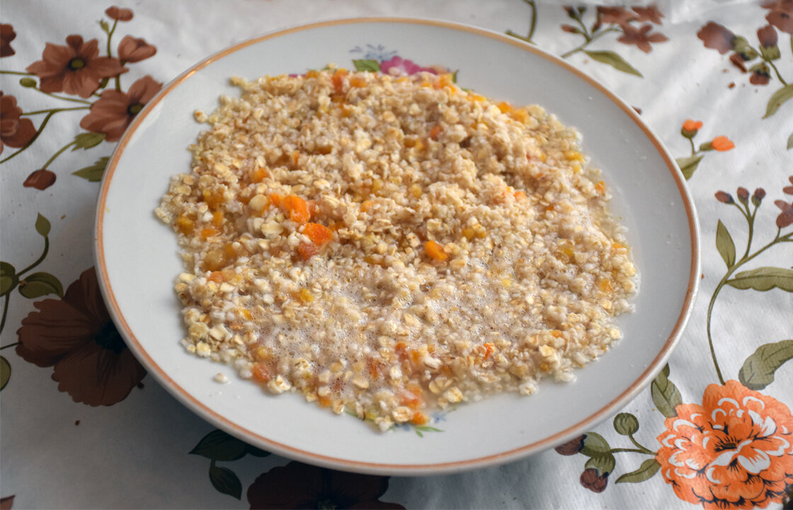 Залил овсяные хлопья с курагой горячей водой