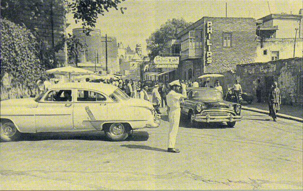 Сцена, снятая в Баку. Улица Асефа Зейналлы. На стене дома справа видна надпись «Philips», которую решили повесить для создания атмосферы заграничного города.