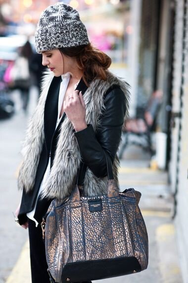 Черная кожаная куртка и меховой жилет – просто и красиво