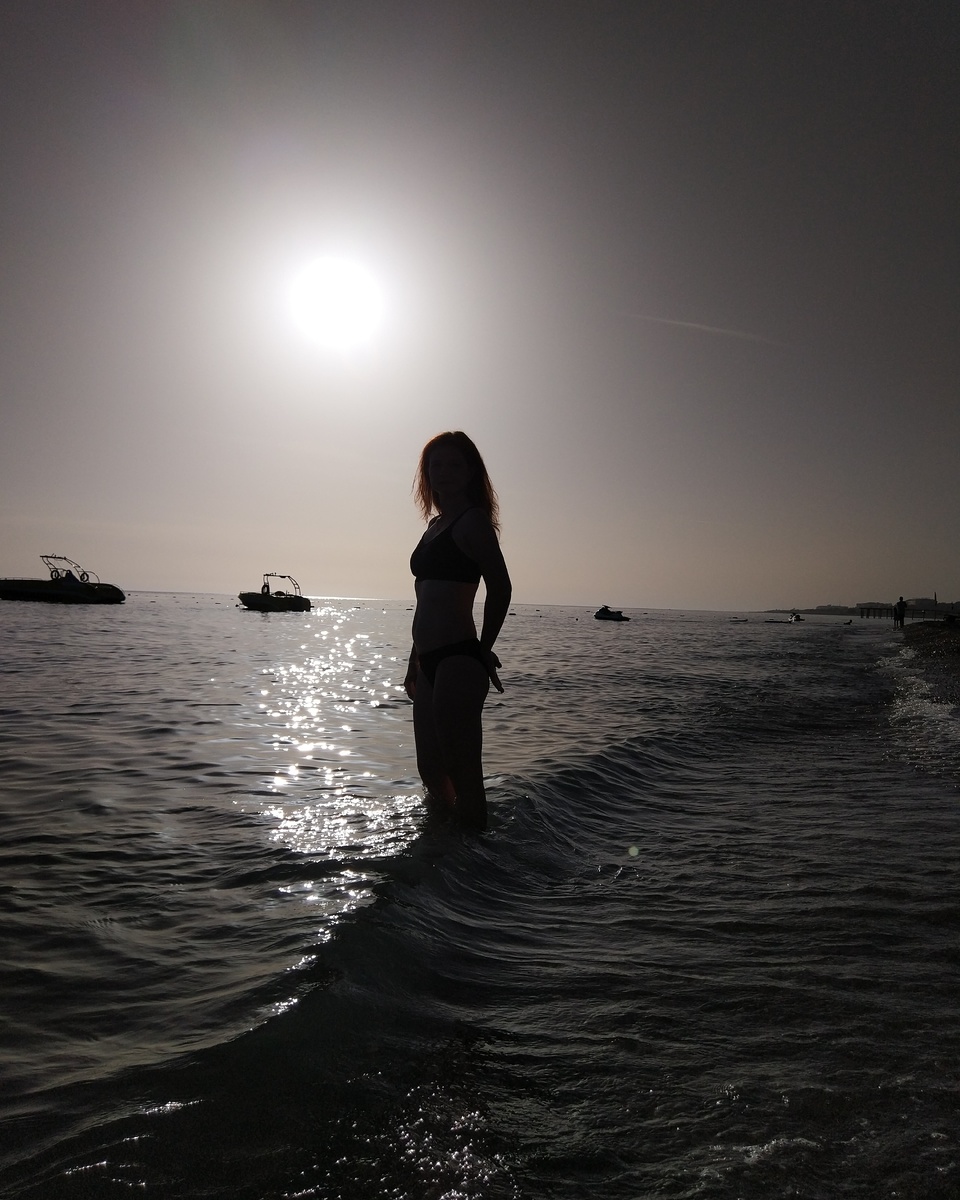 Фильмы, которые хочется порекомендовать: .
▶️Книга Генри - очень сильный фильм об одаренном мальчике, который пытался спасти от насилия свою соседку, но болезнь помешала ему. Фильм 🔥
.
▶️Девятая жизнь Луи Дракса--9 летний мальчик, впавший в кому из-за странного события, которое пытается раскрыть психолог и лечащий его врач. Рекомендую 🔥
.
▶️Капернаум. Фильм взявший кучу Оскаров. Не профессиональные актёры, реальная жизнь, которую нужно знать. Пробирает до костей. Беременным не смотреть, слез будет много. Долго не отпускало меня это кино и мальчишка, главный герой.
.
▶️ Купи меня - этот фильм, я бы рекомендовала всем не замужним девушкам, лет с 16ти. Весьма поучительный фильм, о гонке за красивой жизнью.
.
▶️Прислуга - о нелёгкой судьбе афроамериканских людей, прислуживающих белым и пытающимся бороться за свои права. Девушки оценят точно.
.
▶️Бункер - фильм для тех, кто любит триллеры. Сначала сюжет напомнил мне Синюю бороду, но не всё так просто. Не сказать, что супер фильм, но посмотреть можно. Необычный сюжет.
.
▶️Аритмия - жизненный советский фильм об отношениях в семье, когда съедает быт и недопонимание. Думаю, такие периоды бывают у многих и вот здесь дилемма, разойтись или остаться вместе? Что лучше для каждого? Фильм на подумать, мне понравился.
.
▶️ Чужестранка - для тех, кто любит сериалы. 4 не больших сезона. 1ый сезон 🔥, дальше похуже, но смотрится на одном дыхании. Про женщину врача, пропавшую в прошлое на 200 лет назад, сначала пытавшуюся выжить, потом изменить будущее. Девушки оценят.
.
❤️Поделитесь и вы своими находками, что смотрели, что запало в душу?  Спасибо за ваши лайки! ♥️
.